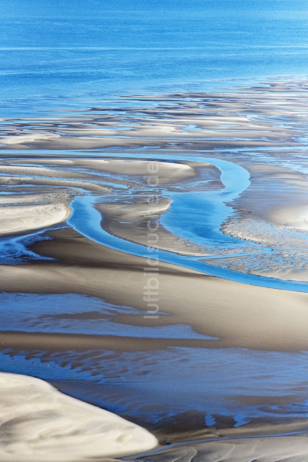 Sankt Peter-Ording aus der Vogelperspektive: Sandbank- Landfläche in der Meeres- Wasseroberfläche der Nordsee in Sankt Peter-Ording im Bundesland Schleswig-Holstein