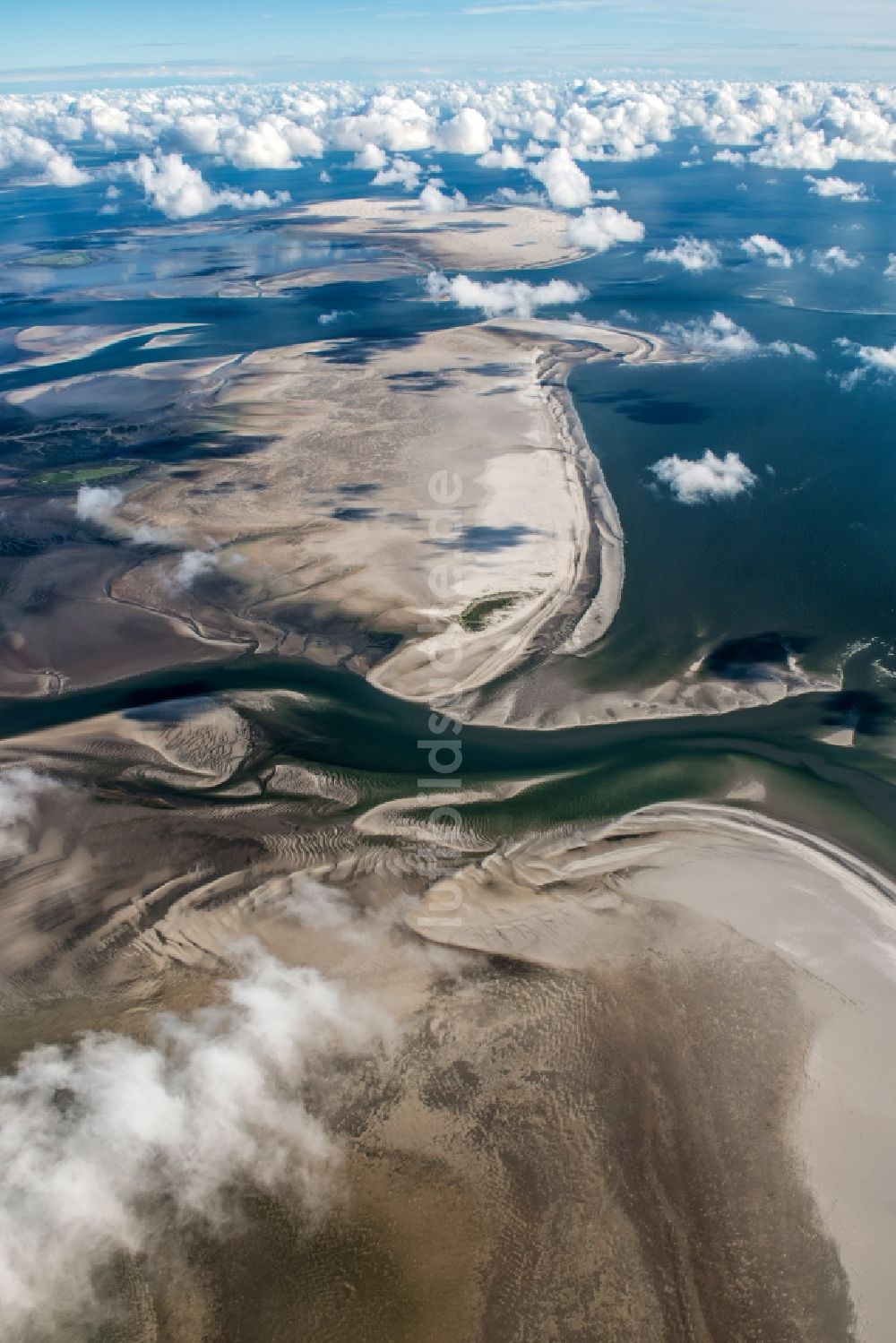 Hooge aus der Vogelperspektive: Sandbank- Landfläche in der Meeres- Wasseroberfläche vom Wattenmeer im Ortsteil Ipkenswarft in Hooge im Bundesland Schleswig-Holstein