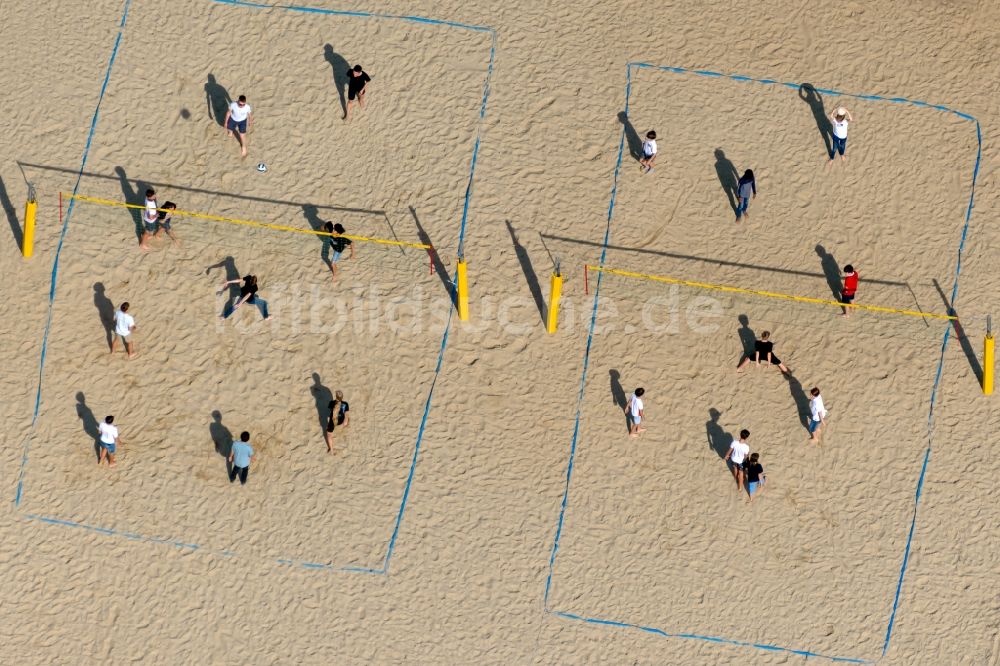 Luftaufnahme Leipzig - Sandfläche des Volleyball- Sportplatzes im Erholungspark Lößnig-Dölitz in Leipzig im Bundesland Sachsen, Deutschland