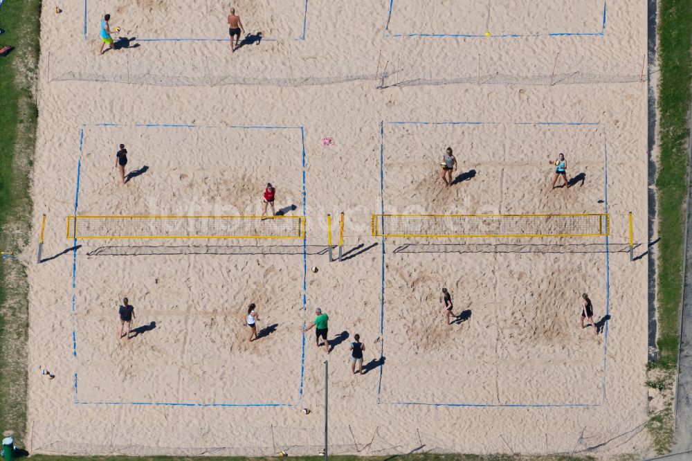 Freiburg im Breisgau aus der Vogelperspektive: Sandfläche des Volleyball- Sportplatzes in Freiburg im Breisgau im Bundesland Baden-Württemberg, Deutschland