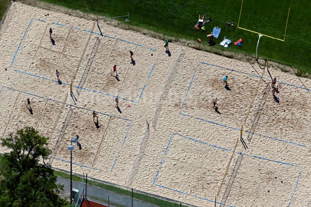 Freiburg im Breisgau aus der Vogelperspektive: Sandfläche des Volleyball- Sportplatzes in Freiburg im Breisgau im Bundesland Baden-Württemberg, Deutschland