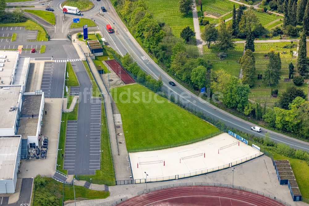 Velbert aus der Vogelperspektive: Sandfläche des Volleyball- Sportplatzes in Velbert im Bundesland Nordrhein-Westfalen, Deutschland