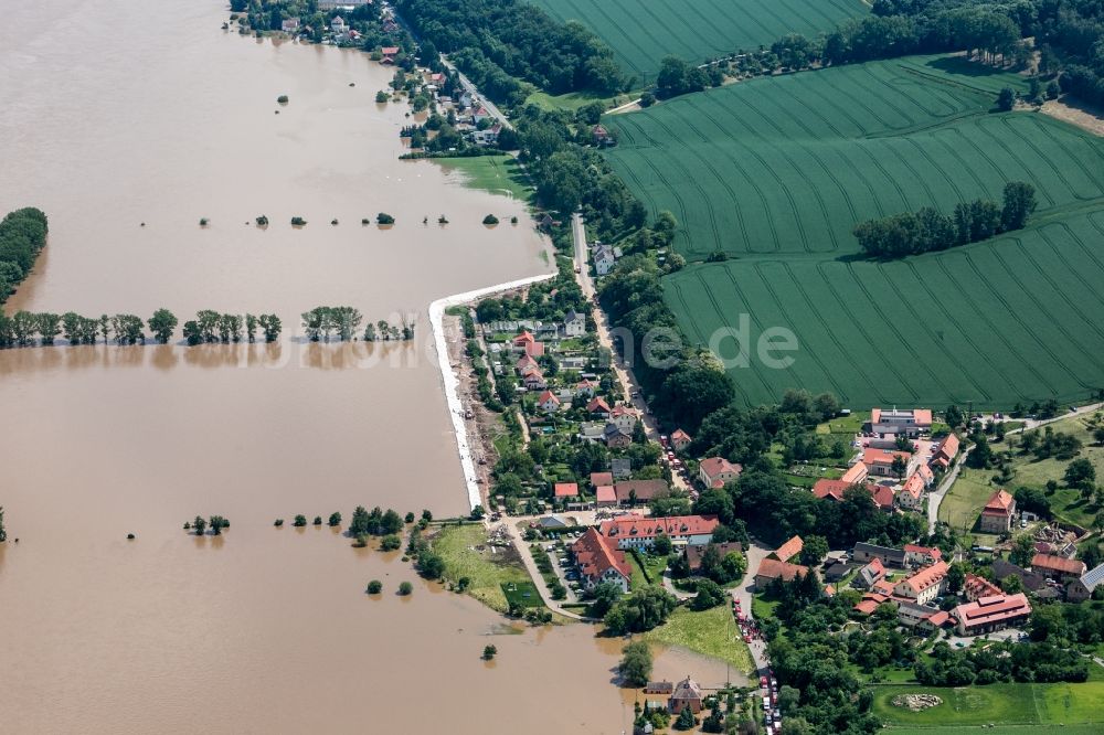 Luftbild Coswig - Sandsäcke zur Stärkung eines Walles während dem Hochwasser am Ufer der Elbe in Coswig im Bundesland Sachsen