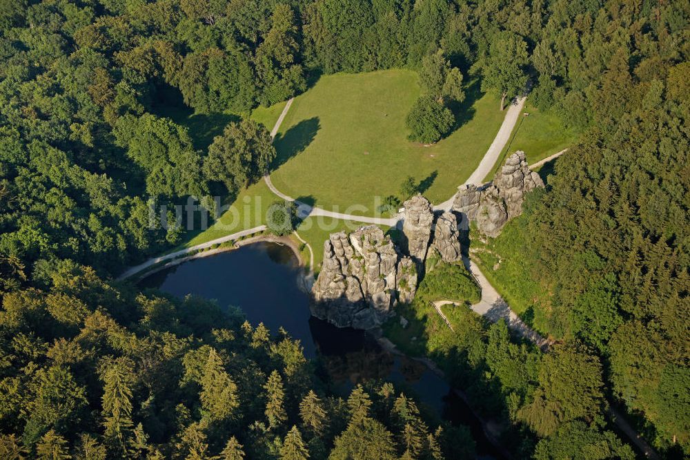 Luftaufnahme Horn-Bad Meinberg - Sandstein- Felsformation Externsteine im Teutoburger Wald in Nordrhein-Westfalen