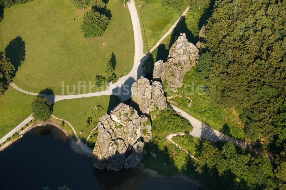 Luftaufnahme Horn-Bad Meinberg - Sandstein- Felsformation Externsteine im Teutoburger Wald in Nordrhein-Westfalen