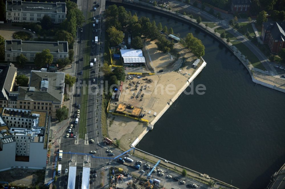 Luftaufnahme Berlin - Sandstrand und Beach Bar am Ufer des Humboldthafens in Berlin