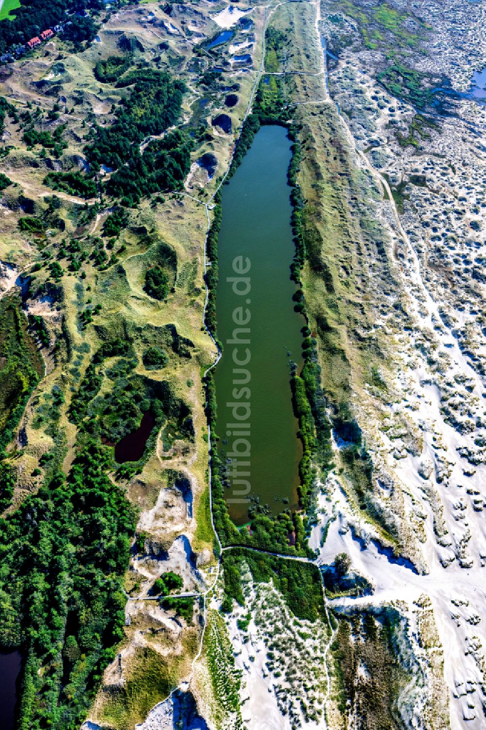 Wittdün auf Amrum aus der Vogelperspektive: Sandstrand- und Dünenlandschaft mit dem Nehrungssee in Wittdün auf Amrum im Bundesland Schleswig-Holstein, Deutschland