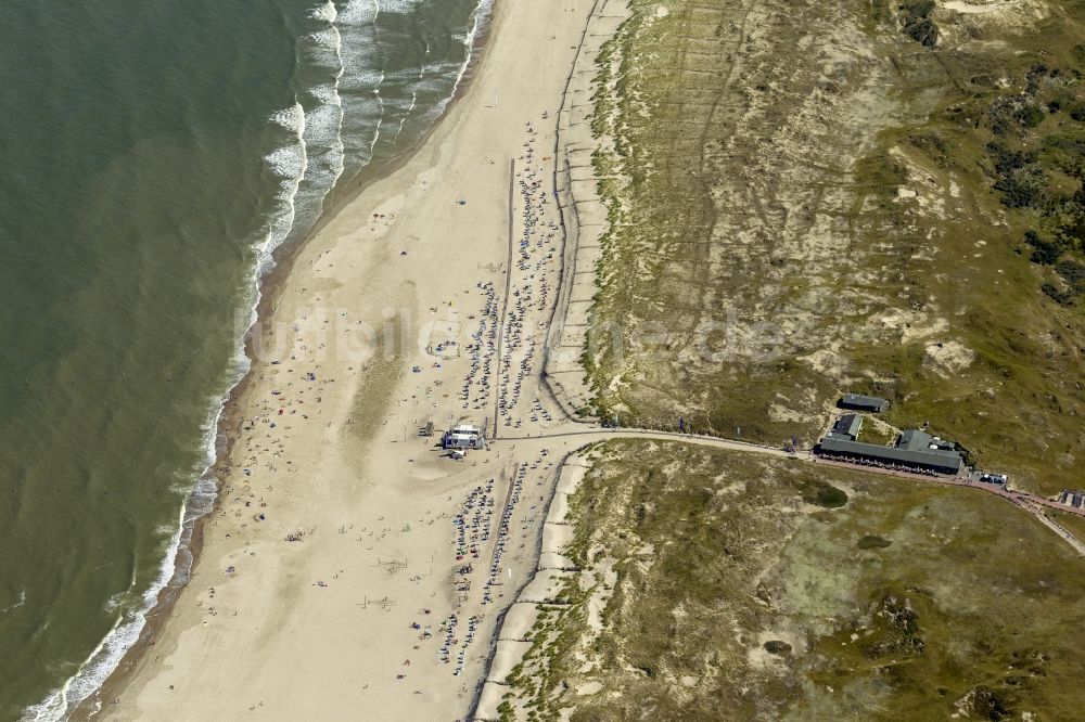 Norderney aus der Vogelperspektive: Sandstrand im Küstenbereich der Nordsee auf der Insel in Norderney im Bundesland Niedersachsen