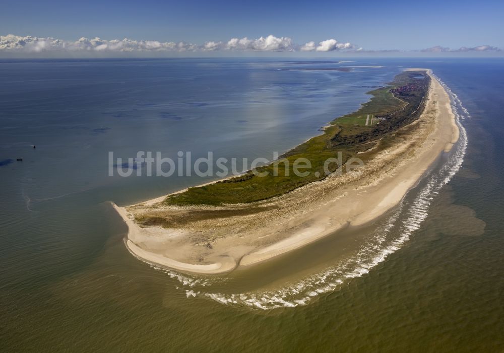 Juist von oben - Sandstrand des Küstenbereiches der Nordsee- Insel Juist im Bundesland Niedersachsen