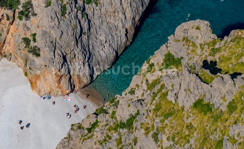 Luftaufnahme Sa Calobra - Sandstrand- Landschaft in der felsigen Bucht beim Torrent de Pareis La Calobra in Sa Calobra in Balearische Inseln, Spanien