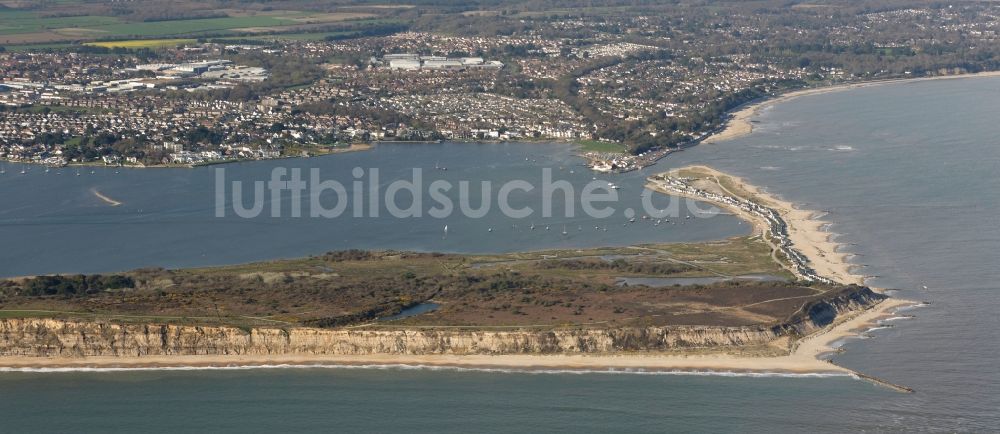 Bournemouth aus der Vogelperspektive: Sandstrand- Landschaft Hengistbury Head am Ärmelkanal in Bournemouth in England, Vereinigtes Königreich