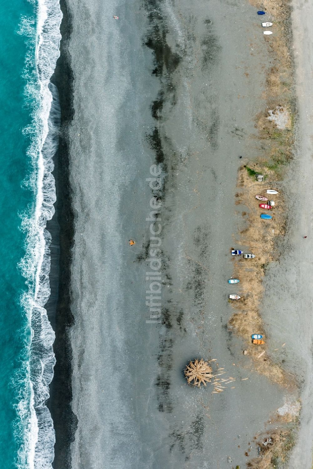 Saiatine aus der Vogelperspektive: Sandstrand- Landschaft an der Küste von Sizilien in Saiatine in Italien