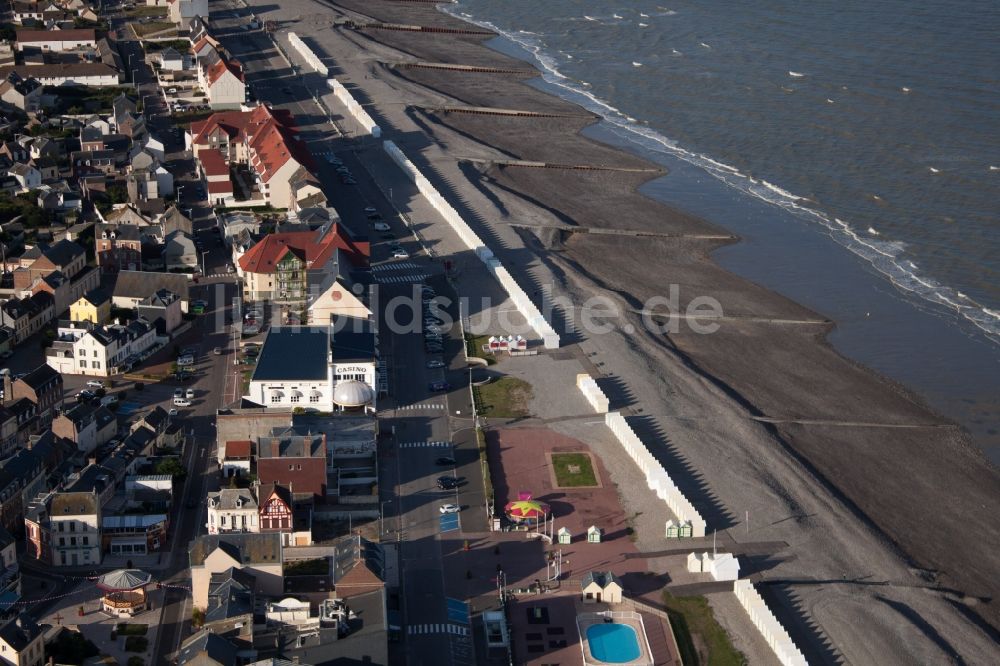 Cayeux-sur-Mer aus der Vogelperspektive: Sandstrand- Landschaft an der Küste zum Ärmelkanal in Cayeux-sur-Mer in Hauts-de-France, Frankreich