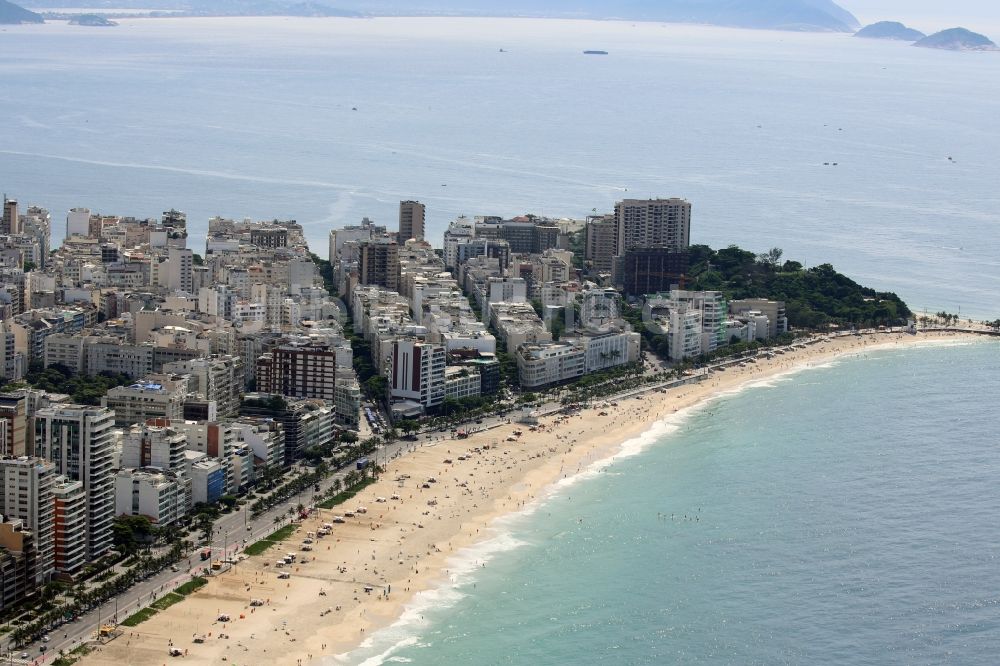 Rio de Janeiro aus der Vogelperspektive: Sandstrand- Landschaft an der Küste zum südatlantischen Ozean in Rio de Janeiro in Rio de Janeiro, Brasilien