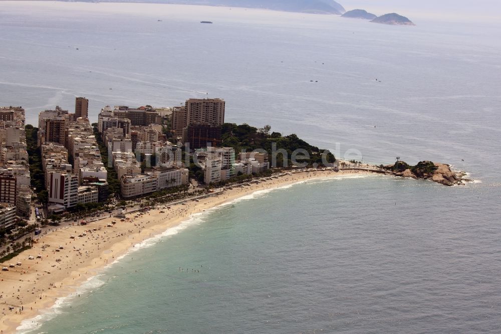 Luftbild Rio de Janeiro - Sandstrand- Landschaft an der Küste zum südatlantischen Ozean in Rio de Janeiro in Rio de Janeiro, Brasilien