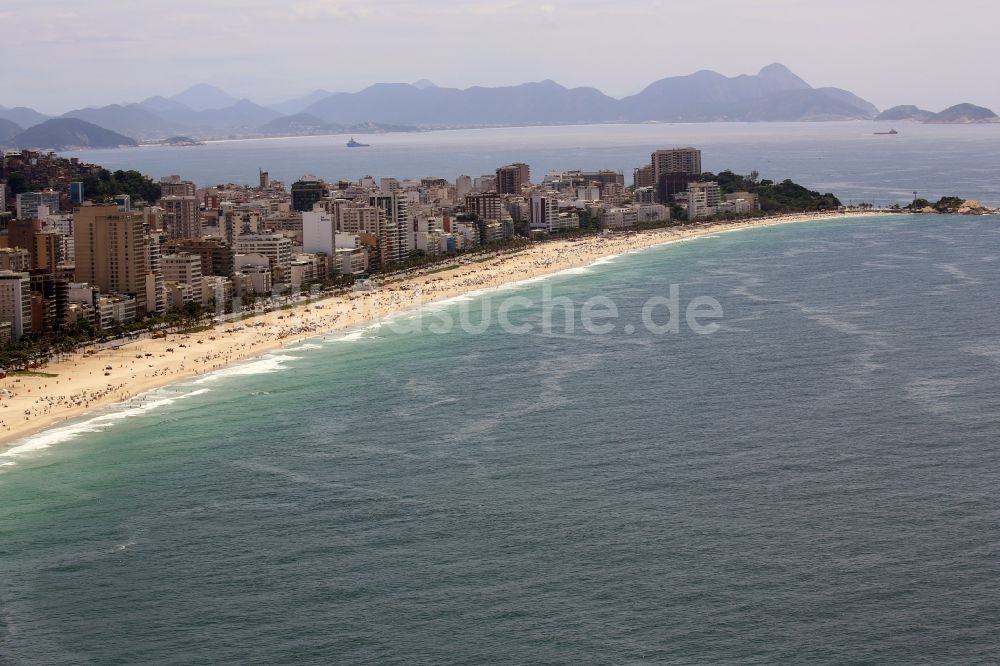 Luftaufnahme Rio de Janeiro - Sandstrand- Landschaft an der Küste zum südatlantischen Ozean in Rio de Janeiro in Rio de Janeiro, Brasilien