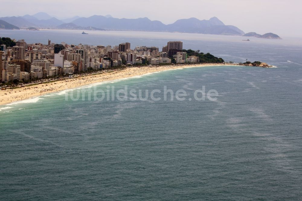 Rio de Janeiro von oben - Sandstrand- Landschaft an der Küste zum südatlantischen Ozean in Rio de Janeiro in Rio de Janeiro, Brasilien