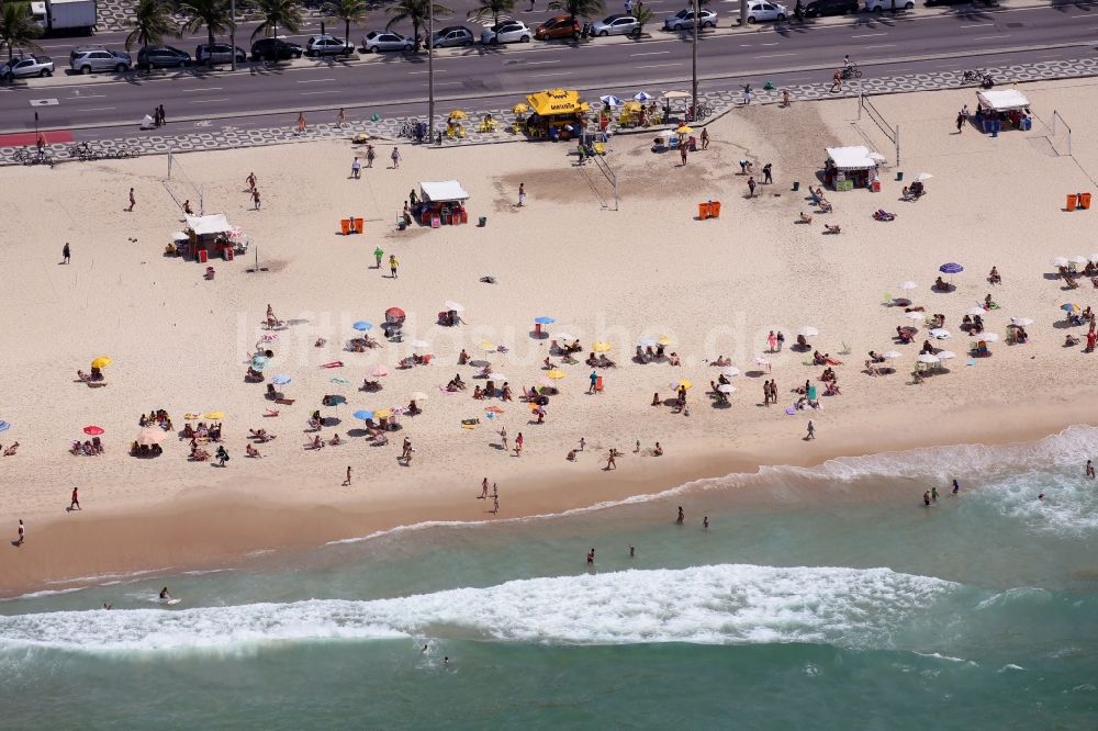 Rio de Janeiro aus der Vogelperspektive: Sandstrand- Landschaft an der Küste zum südatlantischen Ozean in Rio de Janeiro in Rio de Janeiro, Brasilien