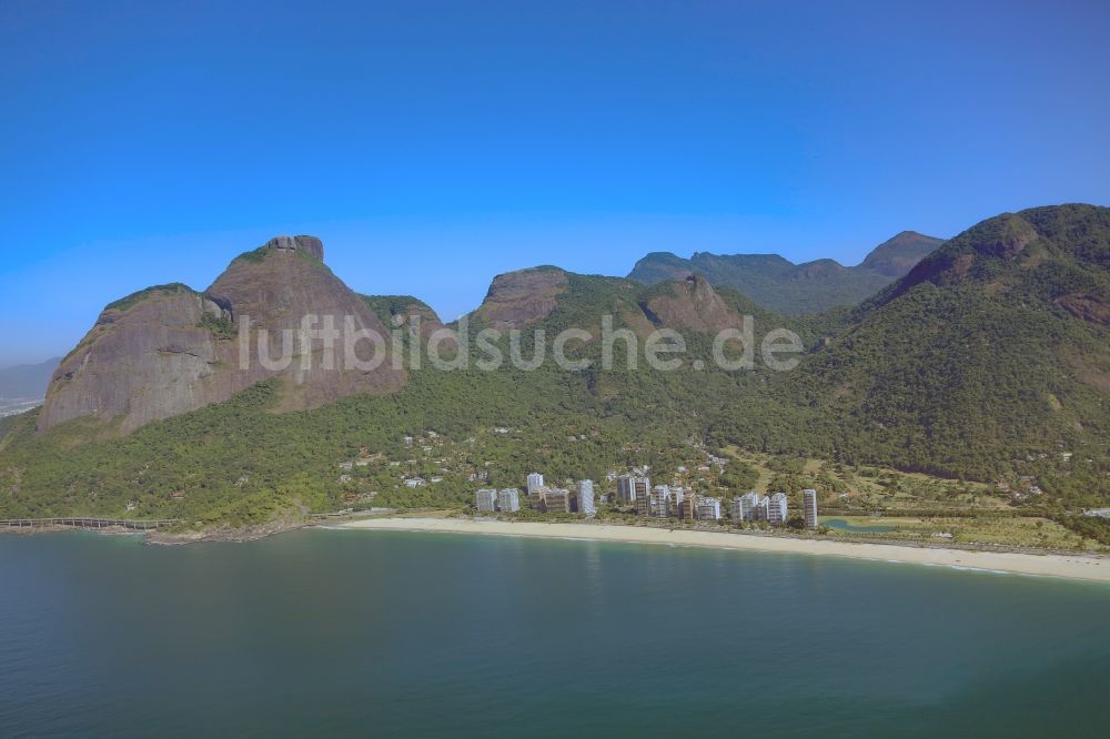 Luftbild Rio de Janeiro - Sandstrand- Landschaft an der Küste zum südatlantischen Ozean in Rio de Janeiro in Rio de Janeiro, Brasilien