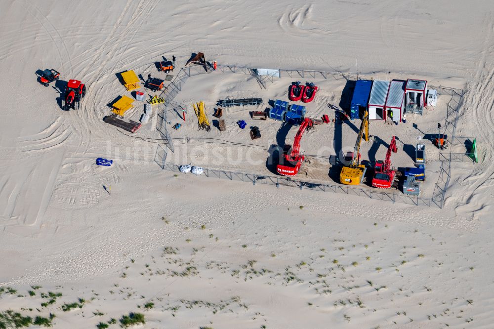 Norderney aus der Vogelperspektive: Sandstrand- Landschaft Maschine, Bauwagen Bagger zum Aufspülen von Sand auf den Strand auf der Insel Norderney im Bundesland Niedersachsen, Deutschland