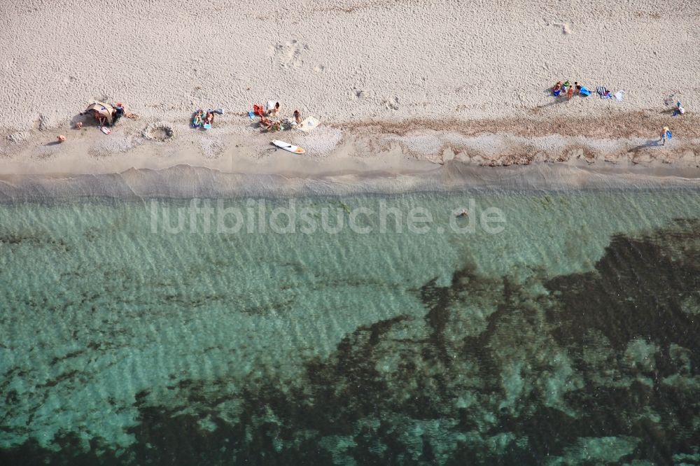 Alcúdia von oben - Sandstrand- Landschaft an der Meeresküste Badia d' Alcudia in Alcúdia auf der balearischen Mittelmeerinsel Mallorca, Spanien