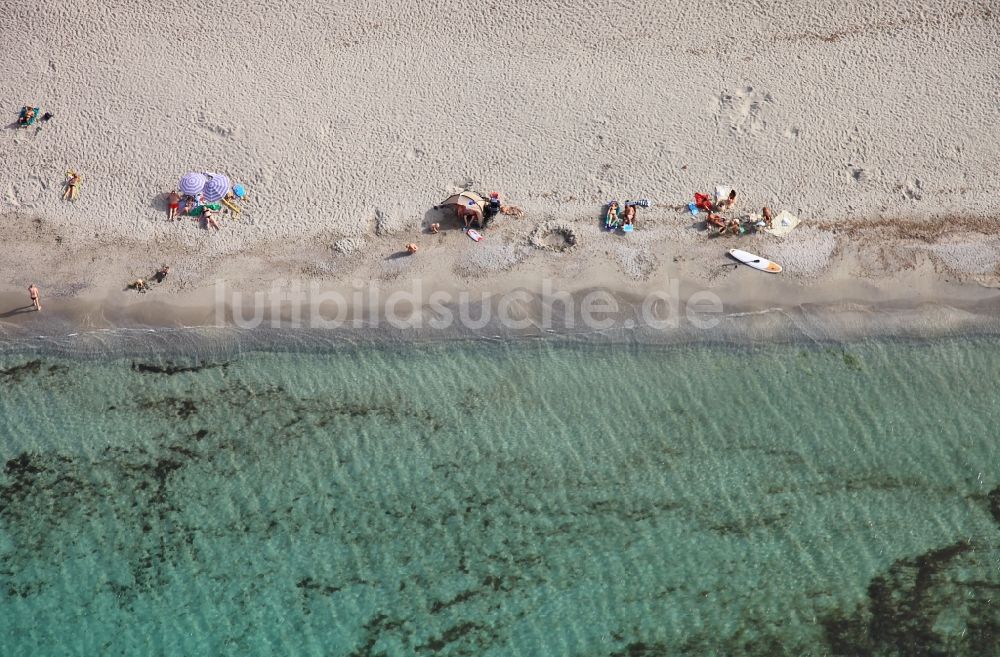 Alcúdia aus der Vogelperspektive: Sandstrand- Landschaft an der Meeresküste Badia d' Alcudia in Alcúdia auf der balearischen Mittelmeerinsel Mallorca, Spanien