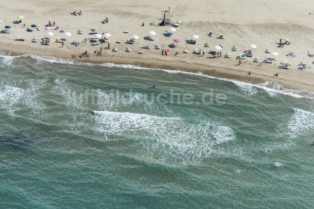 Bacoli aus der Vogelperspektive: Sandstrand- Landschaft an der Mittelmeer- Küste in Bacoli in Italien