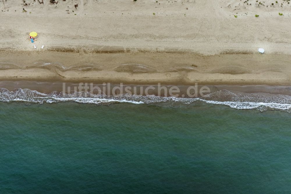 Luftaufnahme Bacoli - Sandstrand- Landschaft an der Mittelmeer- Küste in Bacoli in Italien