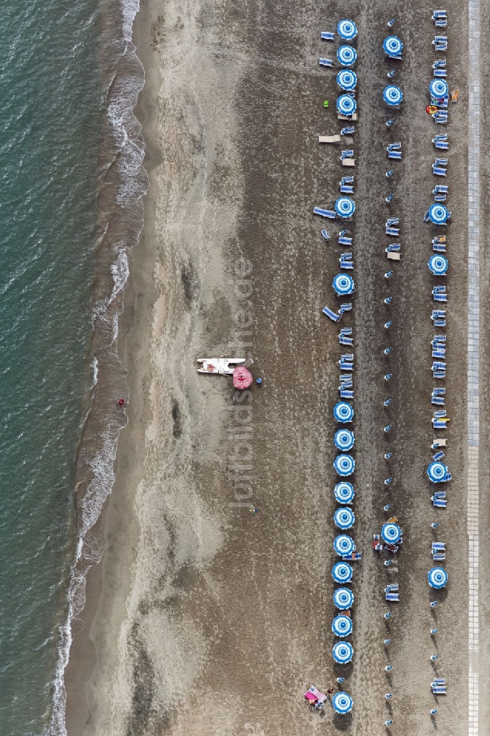 Positano aus der Vogelperspektive: Sandstrand- Landschaft an der Mittelmeer- Küste in Positano in Italien