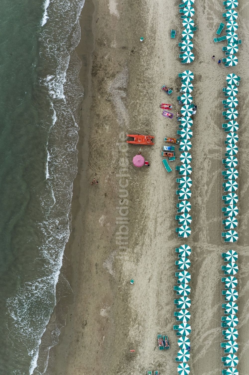 Luftbild Positano - Sandstrand- Landschaft an der Mittelmeer- Küste in Positano in Italien