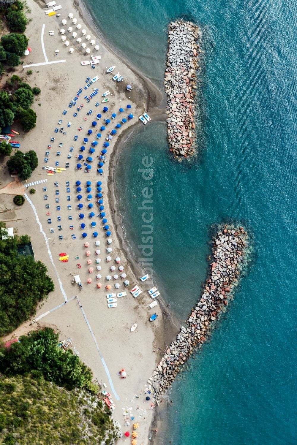 Faracchio aus der Vogelperspektive: Sandstrand- Landschaft an der Mittelmeerküste in Faracchio in Italien