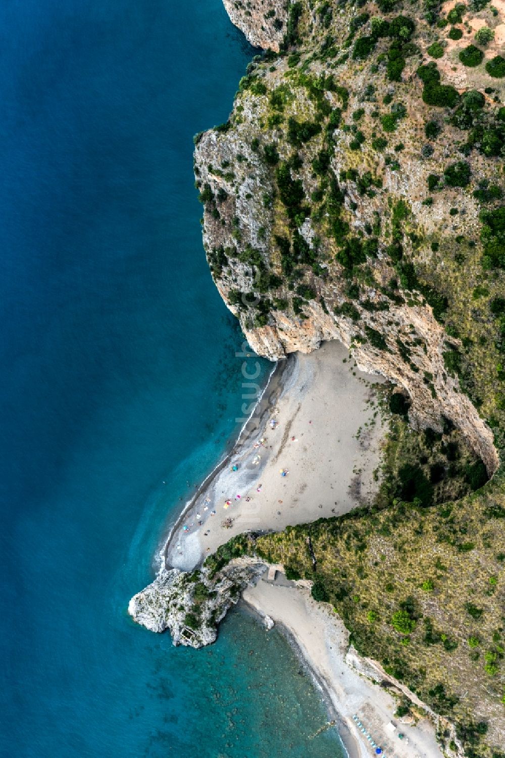 Faracchio von oben - Sandstrand- Landschaft an der Mittelmeerküste in Faracchio in Italien