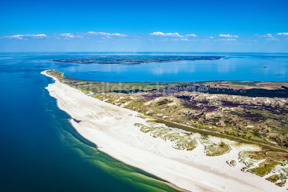 Norddorf aus der Vogelperspektive: Sandstrand- Landschaft in Norddorf in Amrum im Bundesland 