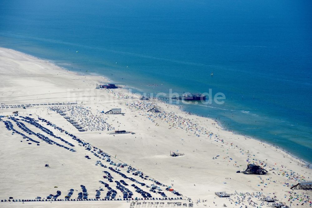 Sankt Peter-Ording aus der Vogelperspektive: Sandstrand- Landschaft an der Nordsee - Küste im Ortsteil Sankt Peter-Ording in Sankt Peter-Ording im Bundesland Schleswig-Holstein