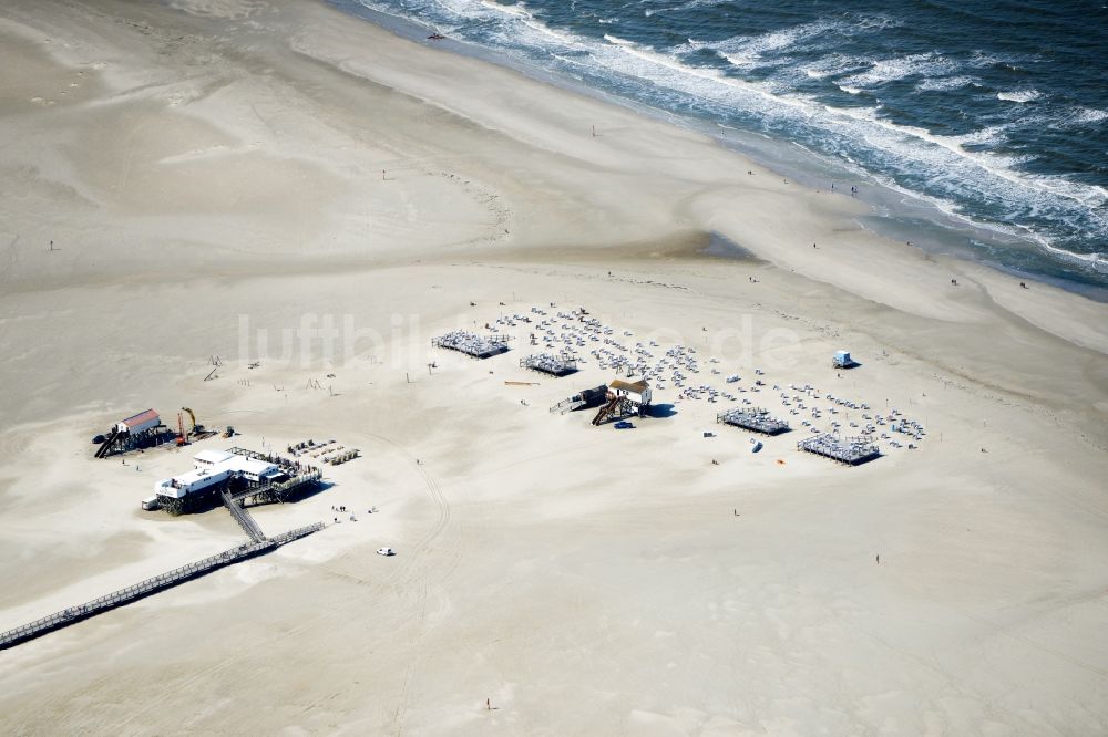 Sankt Peter-Ording aus der Vogelperspektive: Sandstrand- Landschaft an der Nordsee - Küste im Ortsteil Sankt Peter-Ording in Sankt Peter-Ording im Bundesland Schleswig-Holstein