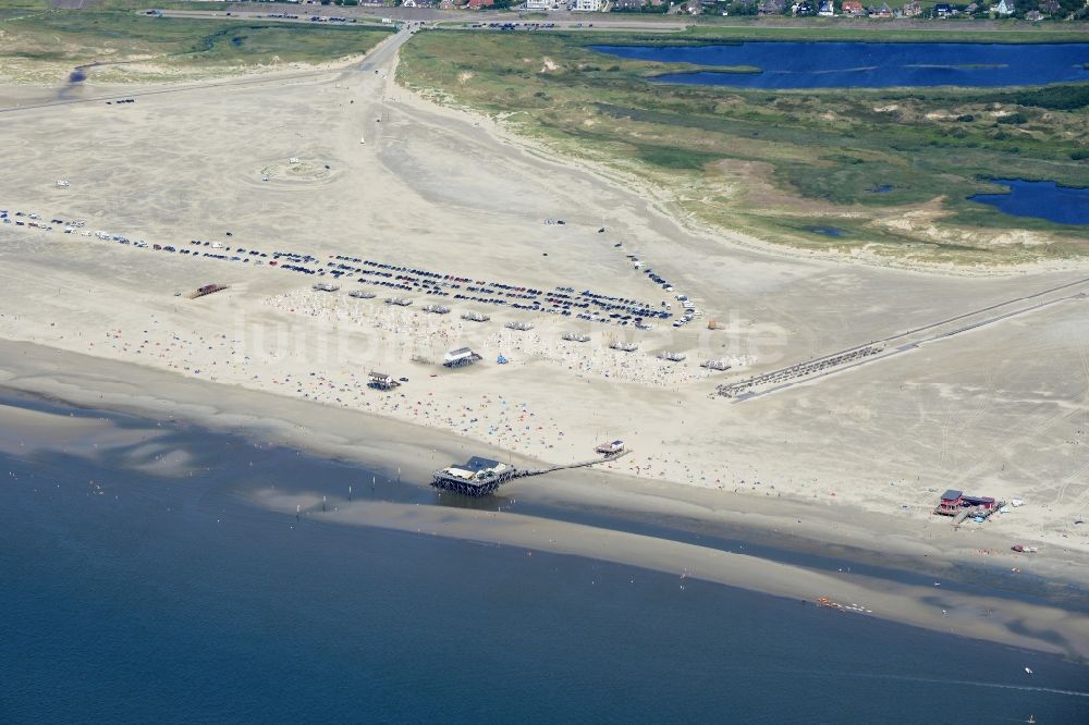 Sankt Peter-Ording aus der Vogelperspektive: Sandstrand- Landschaft an der Nordsee- Küste in Sankt Peter-Ording im Bundesland Schleswig-Holstein