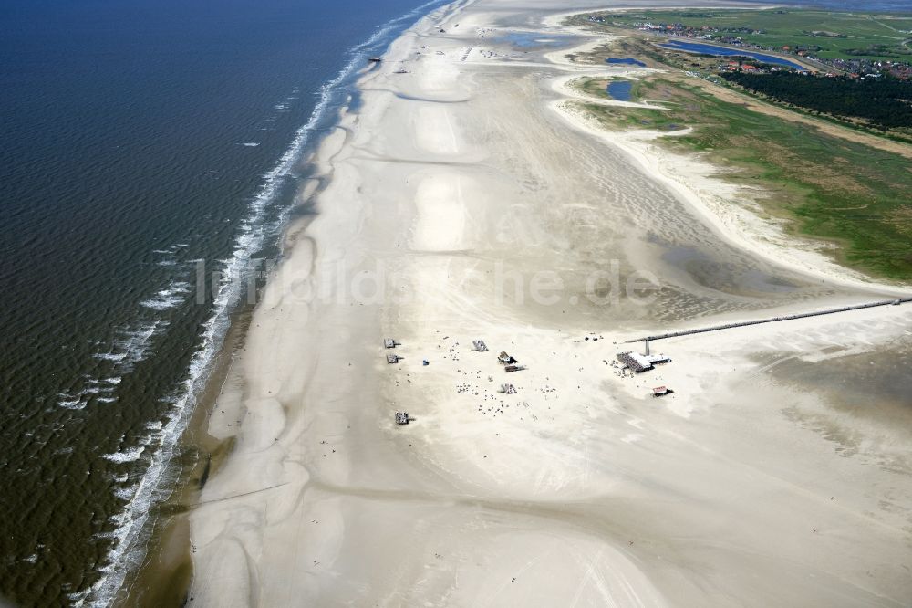 Sankt Peter-Ording aus der Vogelperspektive: Sandstrand- Landschaft an der Nordsee- Küste in Sankt Peter-Ording im Bundesland Schleswig-Holstein