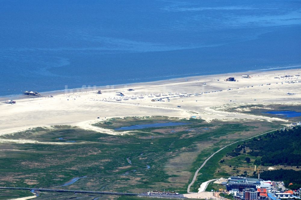 Luftaufnahme Sankt Peter-Ording - Sandstrand- Landschaft an der Nordsee- Küste in Sankt Peter-Ording im Bundesland Schleswig-Holstein