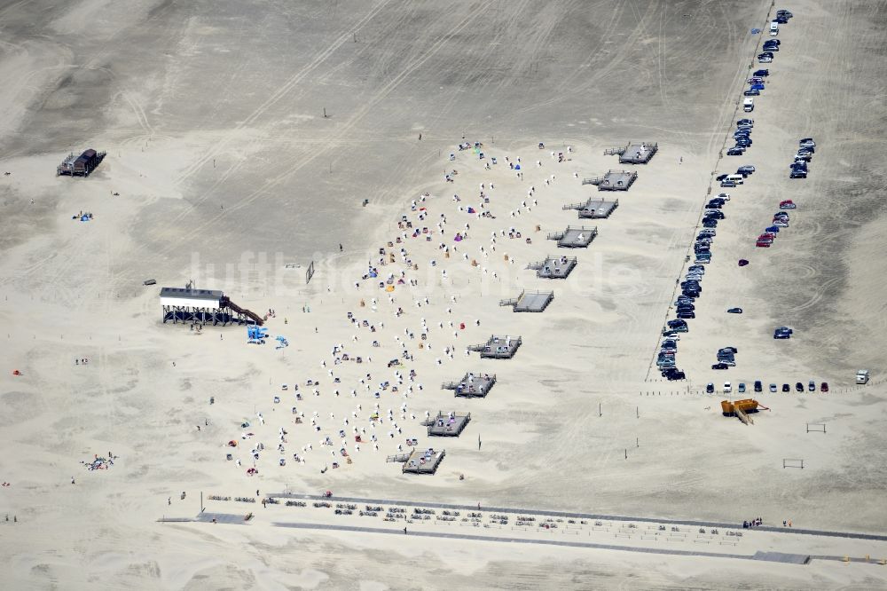 Sankt Peter-Ording aus der Vogelperspektive: Sandstrand- Landschaft an der Nordsee- Küste in Sankt Peter-Ording im Bundesland Schleswig-Holstein