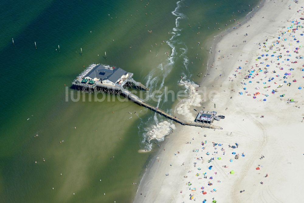 Sankt Peter-Ording aus der Vogelperspektive: Sandstrand- Landschaft an der Nordsee - Küste in Sankt Peter-Ording im Bundesland Schleswig-Holstein