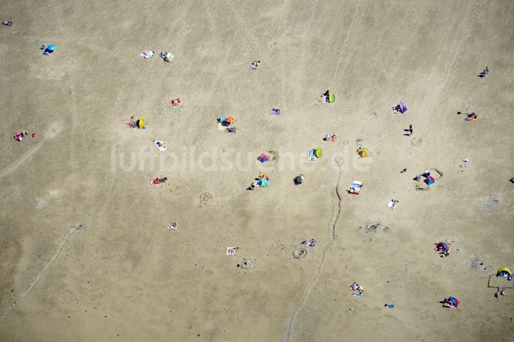 Sankt Peter-Ording aus der Vogelperspektive: Sandstrand- Landschaft an der Nordsee - Küste in Sankt Peter-Ording im Bundesland Schleswig-Holstein