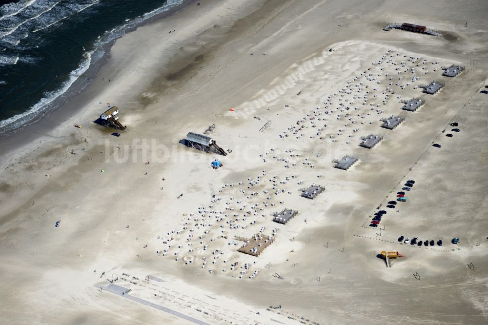 Sankt Peter-Ording aus der Vogelperspektive: Sandstrand- Landschaft an der Nordsee - Küste in Sankt Peter-Ording im Bundesland Schleswig-Holstein