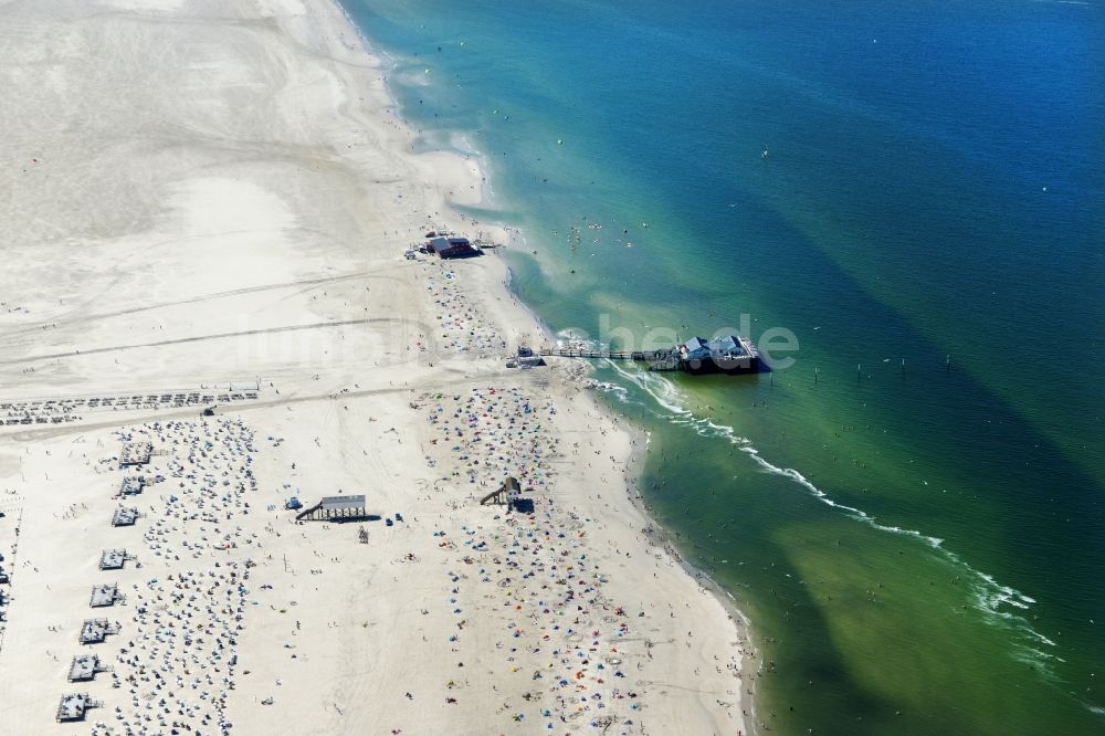 Sankt Peter-Ording aus der Vogelperspektive: Sandstrand- Landschaft an der Nordsee - Küste in Sankt Peter-Ording im Bundesland Schleswig-Holstein