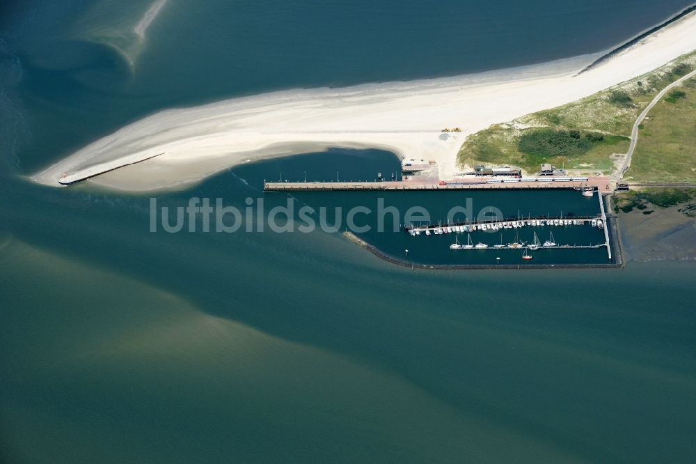 Wangerooge aus der Vogelperspektive: Sandstrand- Landschaft an der Nordsee- Küste in Wangerooge im Bundesland Niedersachsen