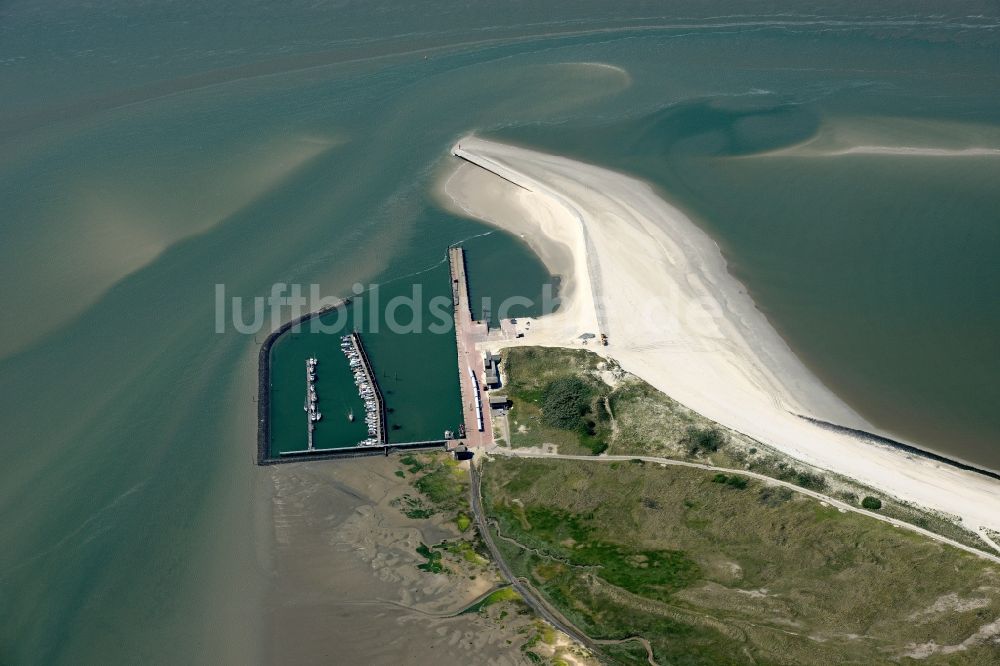 Wangerooge aus der Vogelperspektive: Sandstrand- Landschaft an der Nordsee- Küste in Wangerooge im Bundesland Niedersachsen