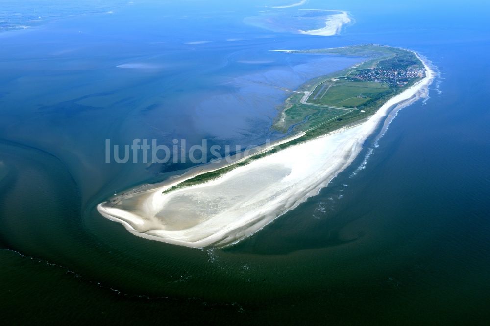 Wangerooge von oben - Sandstrand- Landschaft an der Nordsee- Küste in Wangerooge im Bundesland Niedersachsen