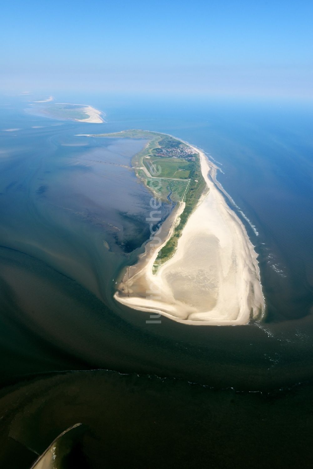 Luftaufnahme Wangerooge - Sandstrand- Landschaft an der Nordsee- Küste in Wangerooge im Bundesland Niedersachsen