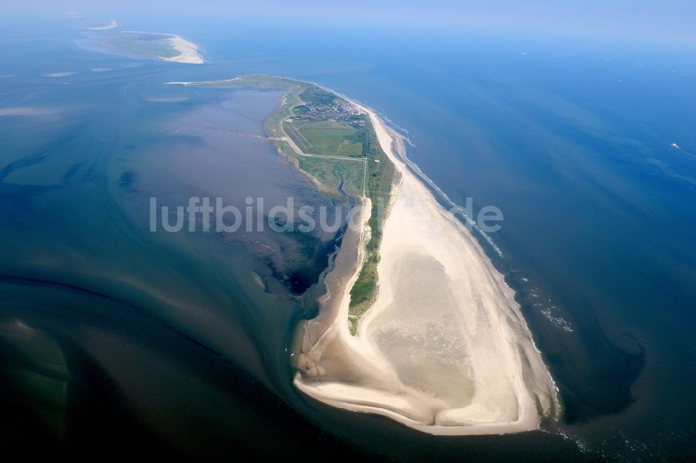 Wangerooge von oben - Sandstrand- Landschaft an der Nordsee- Küste in Wangerooge im Bundesland Niedersachsen