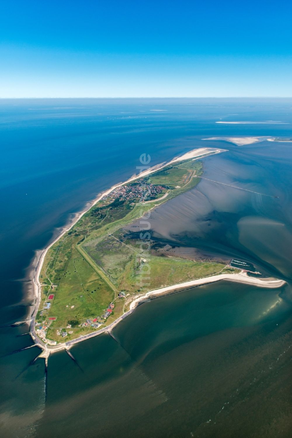 Wangerooge von oben - Sandstrand- Landschaft an der Nordsee- Küste in Wangerooge im Bundesland Niedersachsen