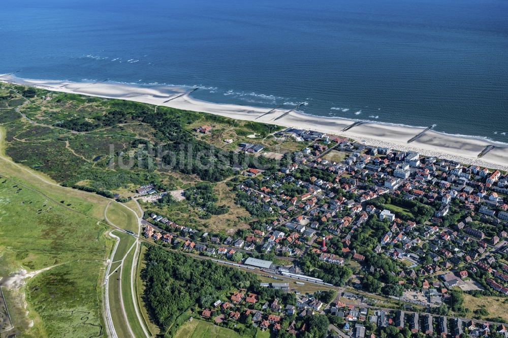 Wangerooge aus der Vogelperspektive: Sandstrand- Landschaft an der Nordsee- Küste in Wangerooge im Bundesland Niedersachsen